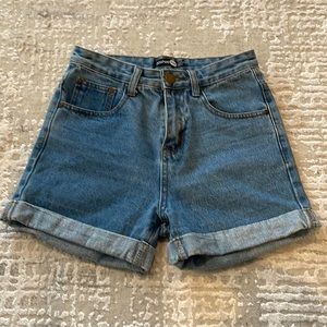 LAST CHANCE BOOHOO light blue jean shorts